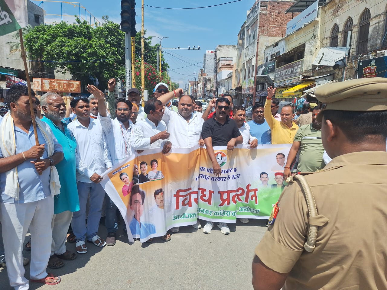 अयोध्या: वाराणसी में अजय राय पर दर्ज मुकदमा वापस करने को कांग्रेस का व्यापक प्रदर्शन, सिटी मजिस्ट्रेट को सौंपा ज्ञापन