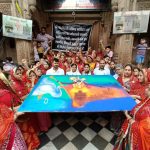 वृंदावन: कॉरिडोर के विरोध मे रंगोली बनाकर वृंदावन शोध संस्थान का प्रदर्शन