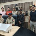 कासगंज: अधिकारियों की फोटो लगाकर लोगों से ऑनलाइन पैसों की मांग कर ठगी करने वाला शातिर गिरफ्तार