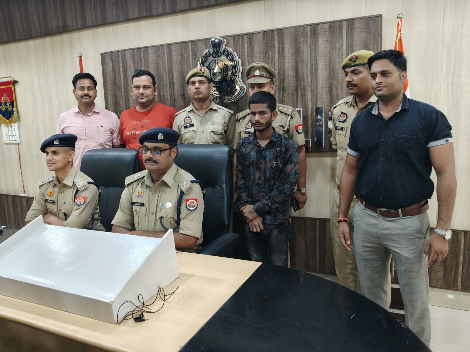 कासगंज: अधिकारियों की फोटो लगाकर लोगों से ऑनलाइन पैसों की मांग कर ठगी करने वाला शातिर गिरफ्तार