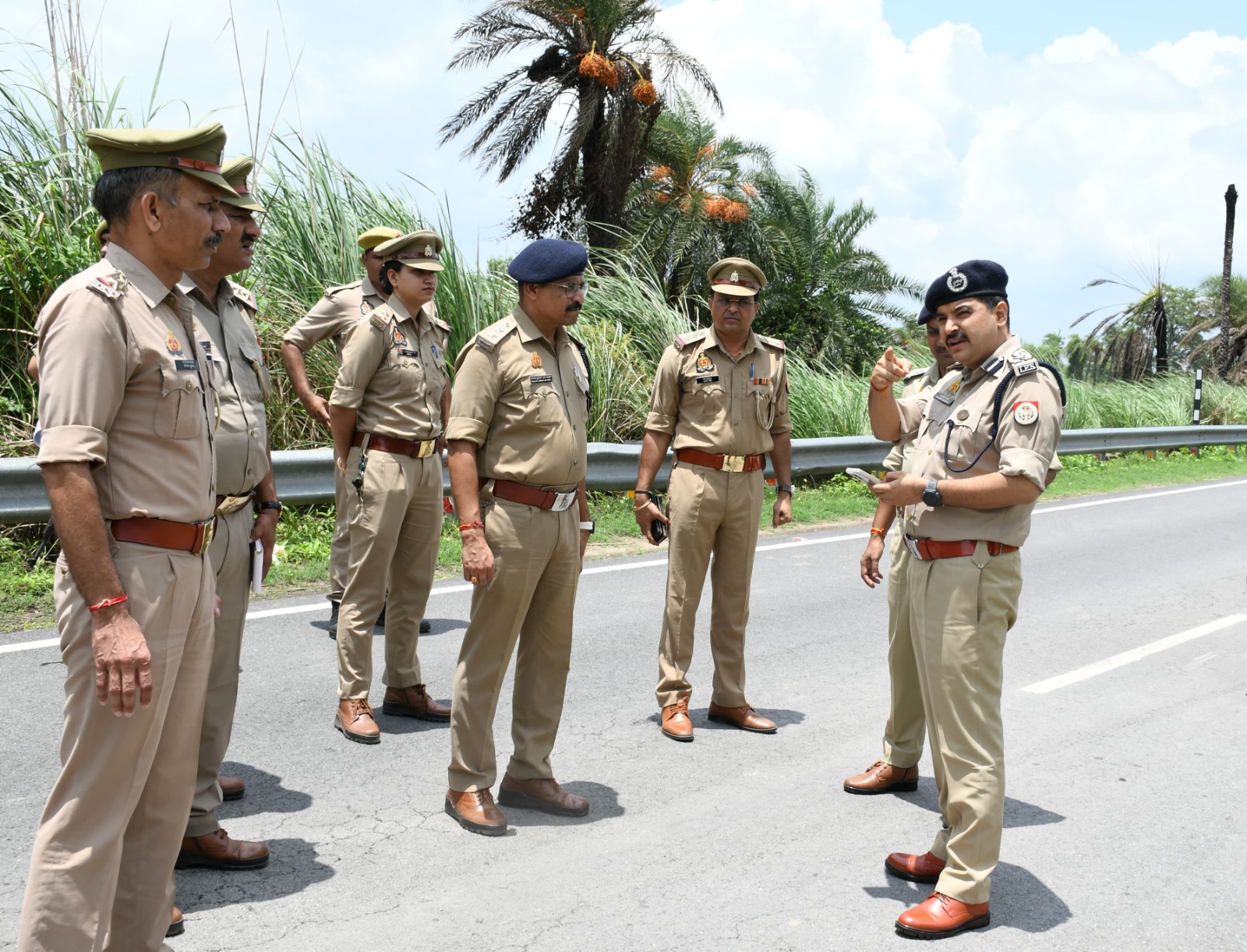 मेरठ: डीआईजी ने गंगनहर पटरी कांवड़ मार्ग पर भ्रमण किया, पुलिसकर्मियों को किया ब्रीफ