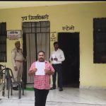 जालौन: प्रधान ने अपने ऊपर लगे आरोपों को लेकर एसडीएम को सौंपा पत्र