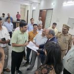 लखनऊ: बिजली कर्मचारियों ने नियामक आयोग को दिया ज्ञापन, निजीकरण रद्द करने की मांग