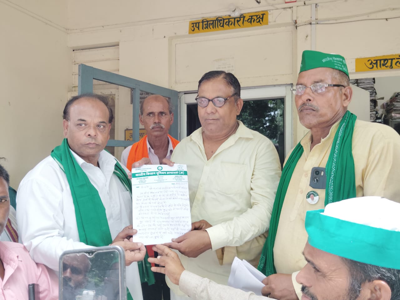 हरदोई: समस्याओं को लेकर भाकियू अम्बावता ने सौंपा ज्ञापन