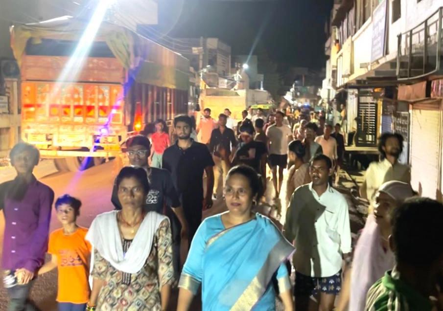 बांदा: शहर की बिजली आपूर्ति धड़ाम, मोहल्ले वालों ने किया सड़क जाम