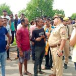 बांदा: ट्रक ने बाइक सवार को 20 मीटर तक घसीटा, मासूम भाई-बहन की मौत
