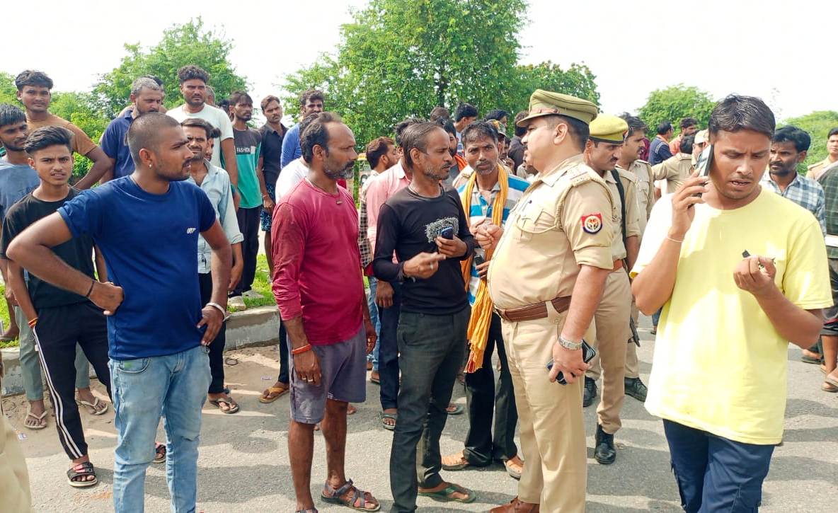 बांदा: ट्रक ने बाइक सवार को 20 मीटर तक घसीटा, मासूम भाई-बहन की मौत