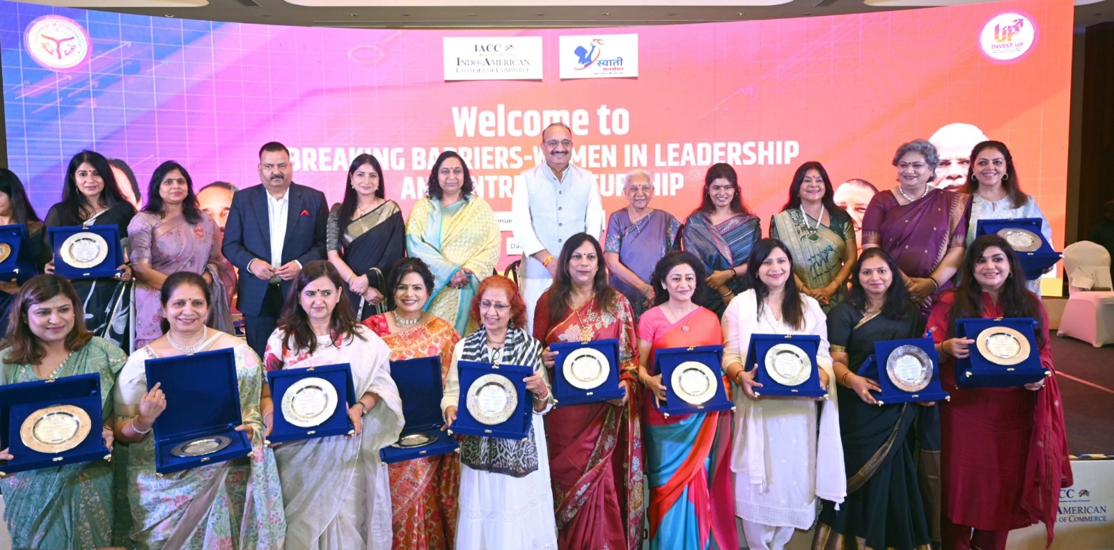 लखनऊ: राज्यपाल ने विभिन्न क्षेत्रों में उत्कृष्ट कार्य करने वाली 14 महिला उद्यमियों को किया सम्मानित