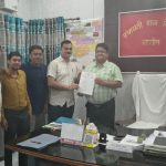 जालौन में पंचायत सचिवों ने चार सूत्रीय मांगों को लेकर डीपीआरओ को सौंपा ज्ञापन