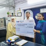 बहराइच: एसबीआई बैंक द्वारा अमर शहीद अबरार की पत्नी को दिया गया एक करोड़ का चेक