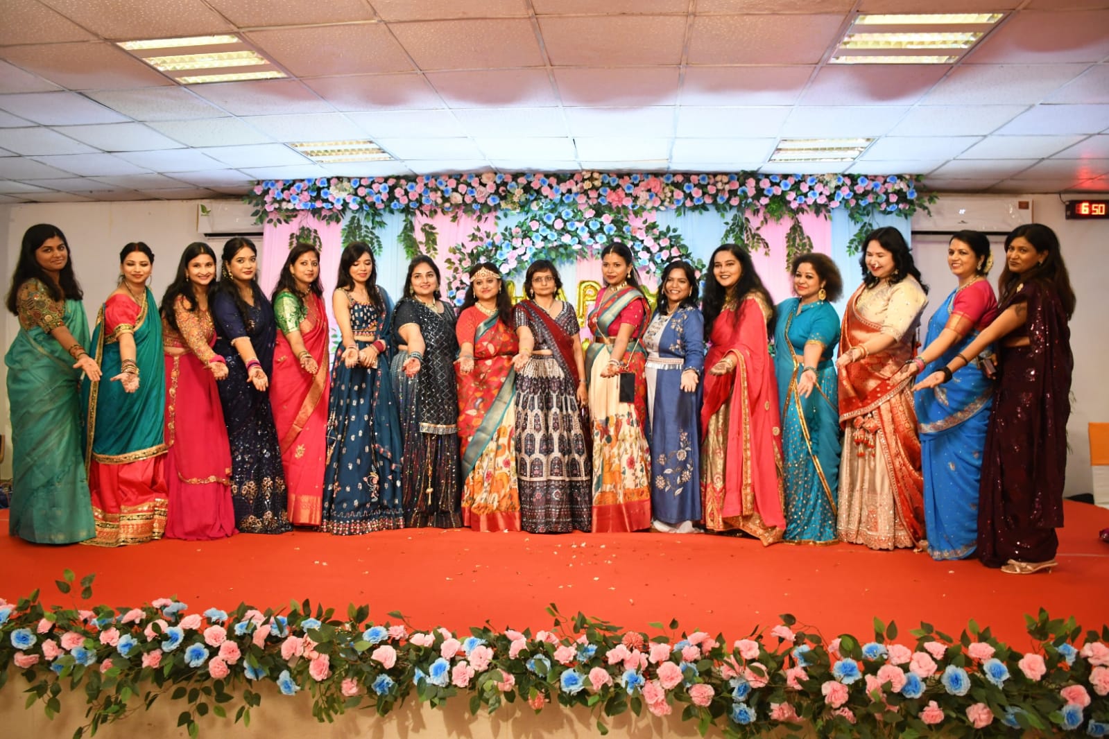 लखनऊ: एनईआर महिला समिति ने कजरी तीज पर बिखेरे संस्कृति के रंग