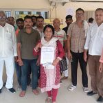 बांदा: मूलभूत सुविधाएं के लिए कांग्रेसियों ने जिलाधिकारी को सौंपा ज्ञापन, नारकीय जीवन जीने को मजबूर हैं लोग