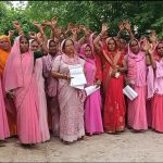 जालौन: पीएम आवास की मांग को लेकर गुलाबी गिरोह का कलेक्ट्रेट पर प्रदर्शन, पात्र होते हुए भी अपात्र करने का आरोप