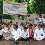 जालौन: पुल निर्माण में मनमानी को लेकर जनसंघर्ष मोर्चा ने कलेक्ट्रेट में किया प्रर्दशन