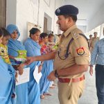 डीएम और एसपी ने किया जिला कारागार का निरीक्षण, महिला बन्दियों को वितरित किए फल