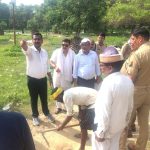 बहराइच: एस डी एम की मौजूदगी में कब्रिस्तान और विद्यालय की जमीन की हुई पैमाइश