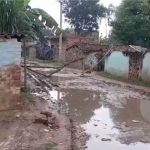 Prayagraj: ग्राम सभा बोंगी में मुख्य मार्ग न बनने से नाराज ग्रामीणों ने किया मार्ग को बंद