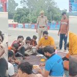 गाजियाबाद: दिल लगाकर पुलिस कर्मचारी कर रहे सेवा, शिविर में पहुंचकर चौकी इंचार्ज ने श्रद्धालुओं को कराया खान पान