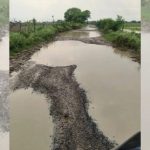 जालौन में सड़क की दुर्दशा, राहगीरों की जान पर बन आई जिम्मेदार बने मूक दर्शक