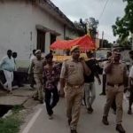 Maharajganj: चौकीदार के निधन पर चौक थाना प्रभारी रामचरन सरोज ने दिया कंधा, भाईचारे की मिसाल