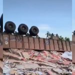 Maharajganj: टाइल्स से भरा ट्रक पलटा, एक घायल
