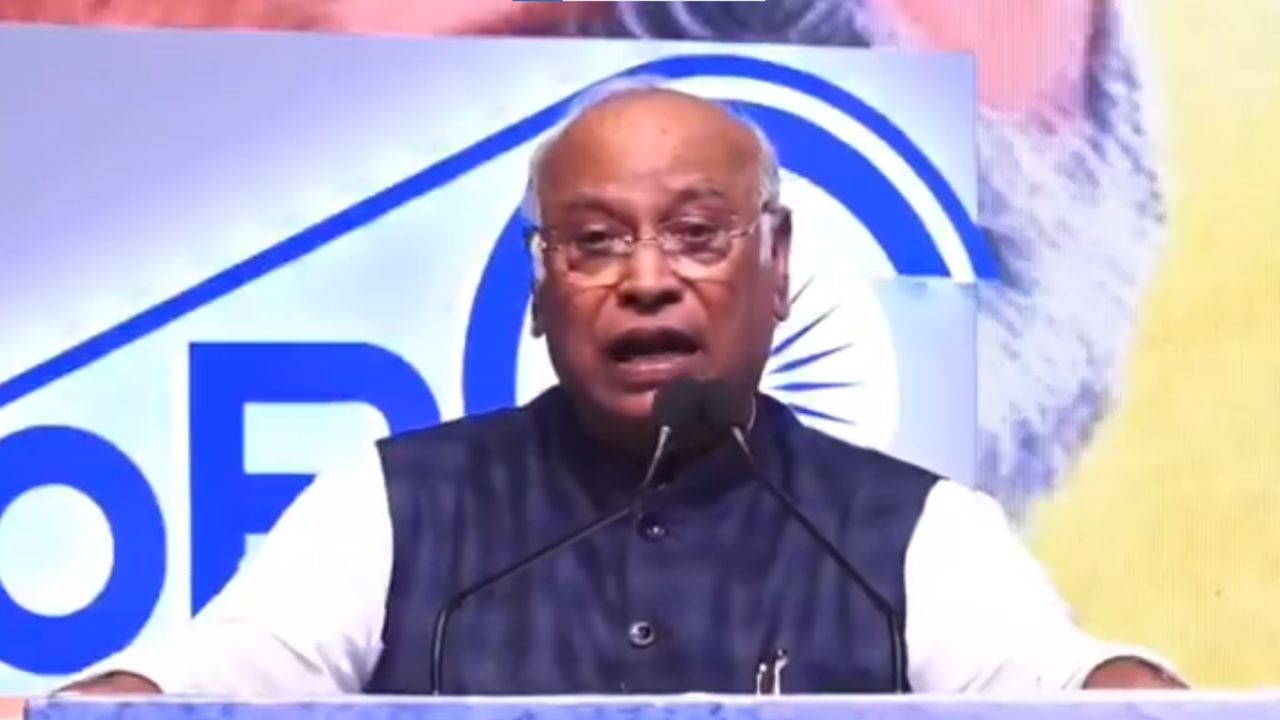 OBC महासम्मेलन में गरजे खड़गे: कहा- मोदी सरकार पिछड़ों के हक से भाग रही, ‘सबका साथ’ नहीं अब ‘सबका विनाश’ का दौर