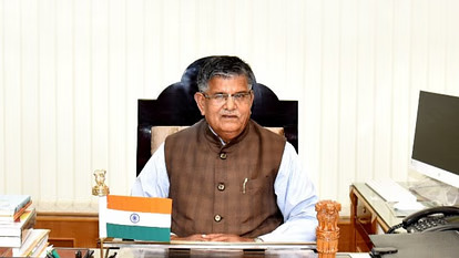 पंजाब के राज्यपाल गुलाब चंद कटारिया फिसलकर घायल, PGI में भर्ती, हालत स्थिर