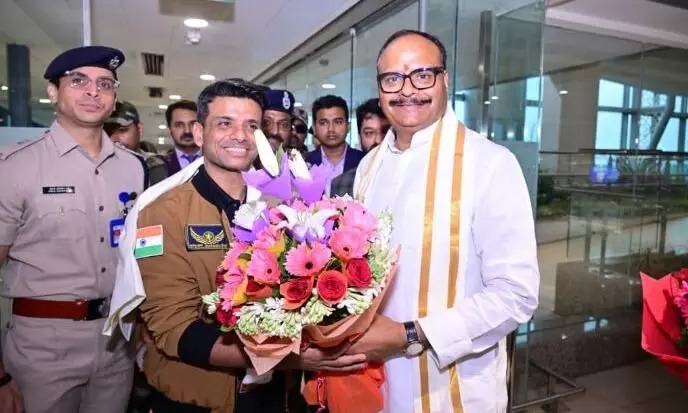 लखनऊ एयरपोर्ट पर अंतरिक्ष यात्री शुभांशु शुक्ला का भव्य स्वागत, विक्ट्री परेड में होंगे शामिल