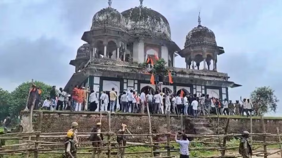 फतेहपुर में मंदिर बनाम मकबरा विवाद: सपा से लेकर भाजपा तक कई नेताओं पर FIR दर्ज