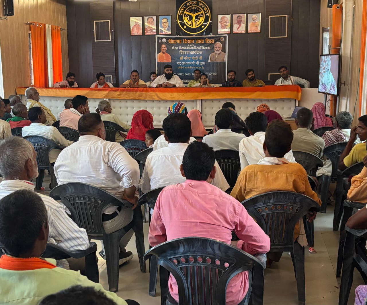 बाराबंकी: कृषि विभाग द्वारा आयोजित कार्यक्रम में सरकार की योजना को बचाने उतरे जनप्रतिनिधि, अधिकारी नदारद