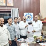 लखीमपुर:"गोला गोकर्णनाथ के दो ऐतिहासिक मेलों को घोषित किया जाये राजकीय मेला", व्यापारी संगठन ने नगर पालिका अध्यक्ष को सौंपा मांग पत्र