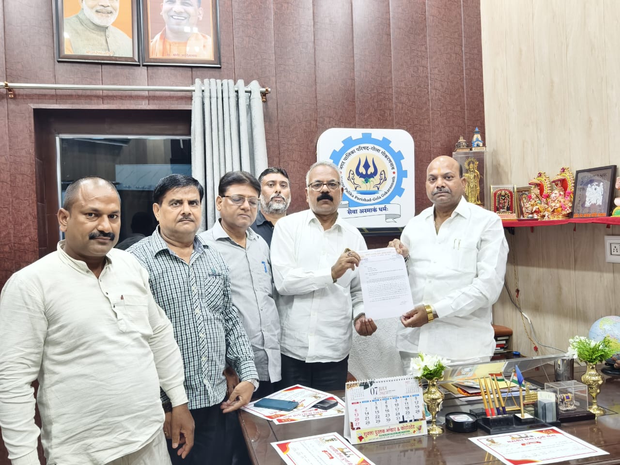 लखीमपुर:"गोला गोकर्णनाथ के दो ऐतिहासिक मेलों को घोषित किया जाये राजकीय मेला", व्यापारी संगठन ने नगर पालिका अध्यक्ष को सौंपा मांग पत्र