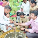 लखीमपुर खीरी: डीएम-एसपी ने रोपे पीपल, बरगद और पाकड़ के पौधे, लोक भारती संग दिया हरियाली का संदेश