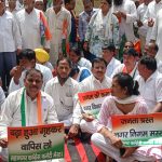 मेरठ: कांग्रेसियों ने किया नगर निगम का घेराव, नगरायुक्त कार्यालय पर दिया धरना