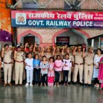 लखनऊ: चारबाग रेलवे स्टेशन पर वंचित बालिकाओं संग जीआरपी ने मनाया रक्षाबंधन