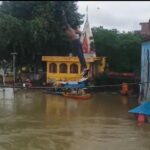जौनपुर: उफनाई गोमती में युवा कर रहे खतरनाक स्टंट, सोशल मीडिया पर वीडियो वायरल
