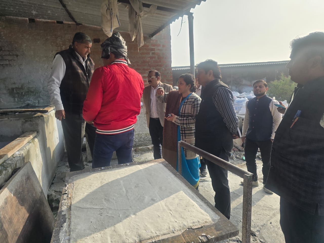 Jalaun : वित्त मंत्रालय की डायरेक्टर भूमिका वर्मा ने किया कृषि विज्ञान केंद्र एवं हस्तकागज उद्योग का निरीक्षण